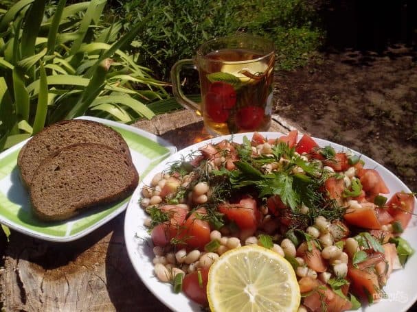 Salad with tomatoes and beans