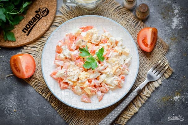 Салата з памідорамі і курыцай