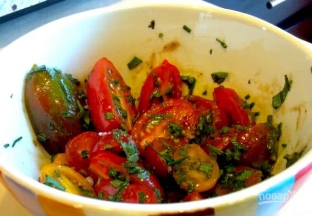 Салат із помідорами та зеленню