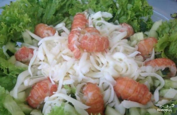 Salad with crayfish tails