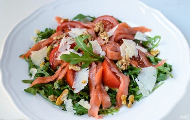 Arugula and salmon salad