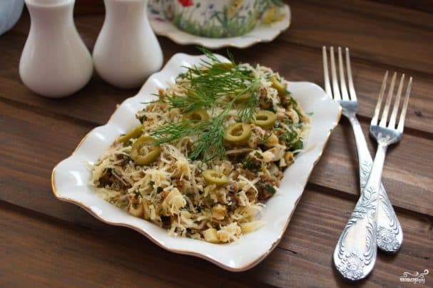Salad with mackerel and cheese