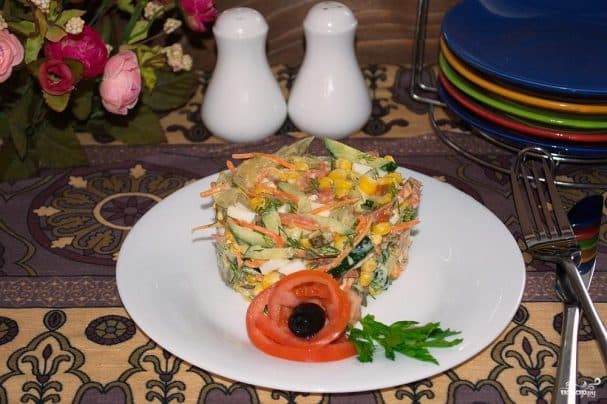 Салата з салямі і кукурузай