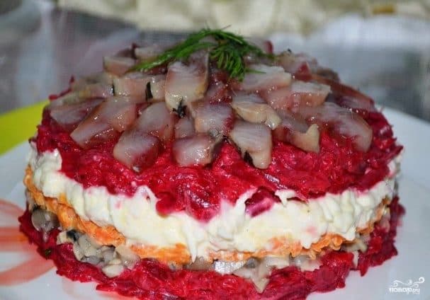 Салат з сарэдкай і грыбамі