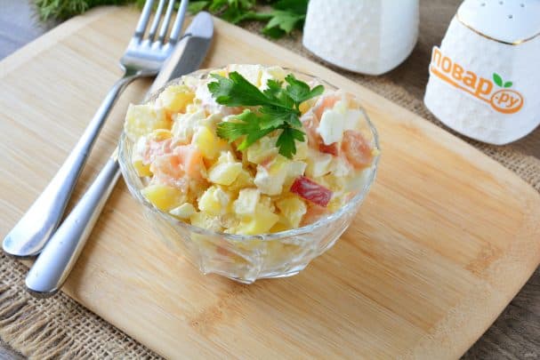 Salad with salmon and apple