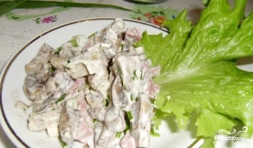 Салат с сухариками и грибами