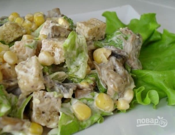 Salad with croutons and corn