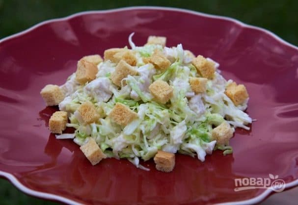 Салат с сухариками и курицей