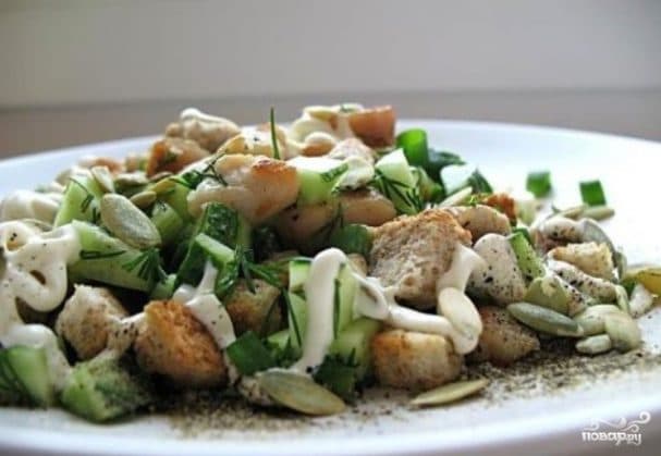Salad with croutons and cucumber