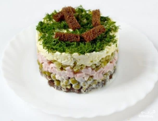 Salad with croutons and ham