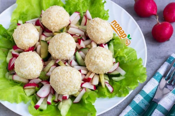 Салат із сирними кульками