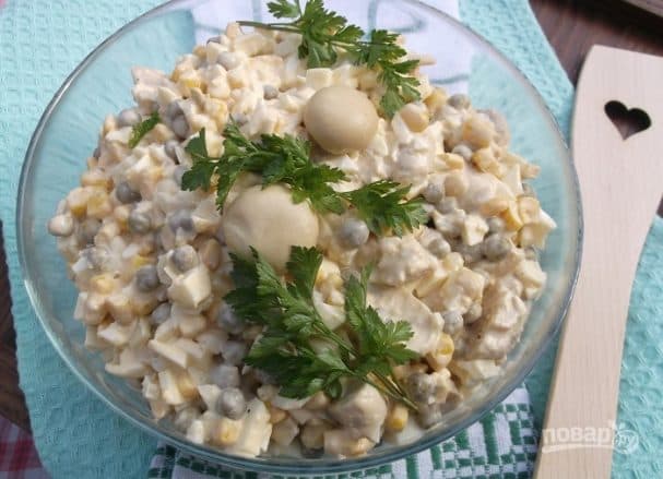 Salad with cheese and mushrooms