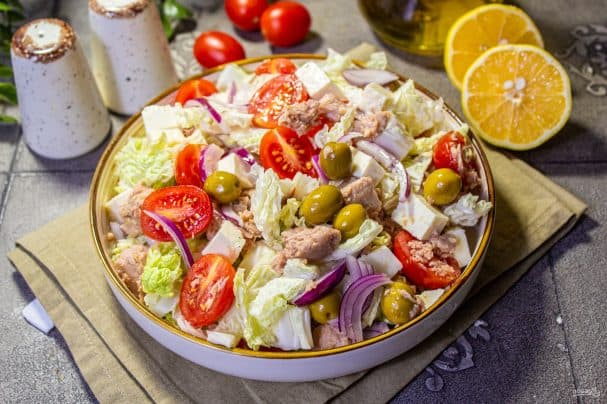 Tuna, cabbage, and tomato salad