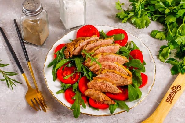 Salad with duck and arugula