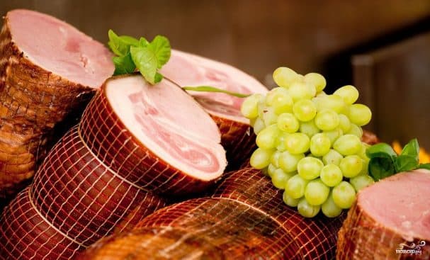Salad with grapes and ham