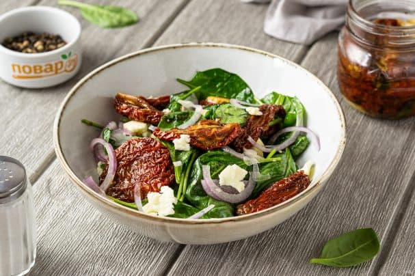 Salad with sun-dried tomatoes