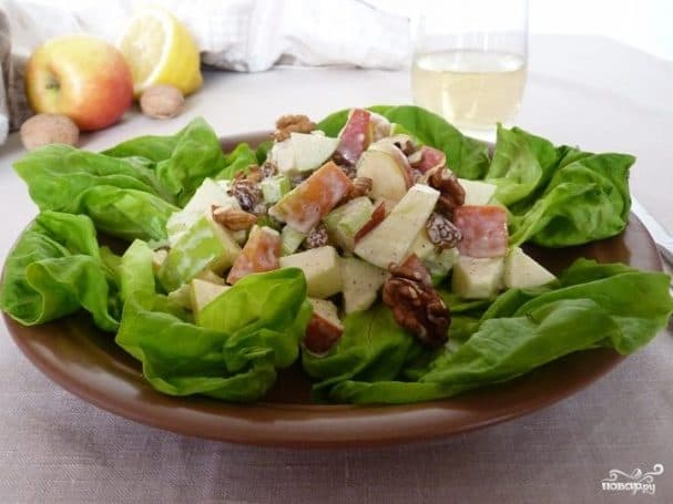 Salad with apples and nuts
