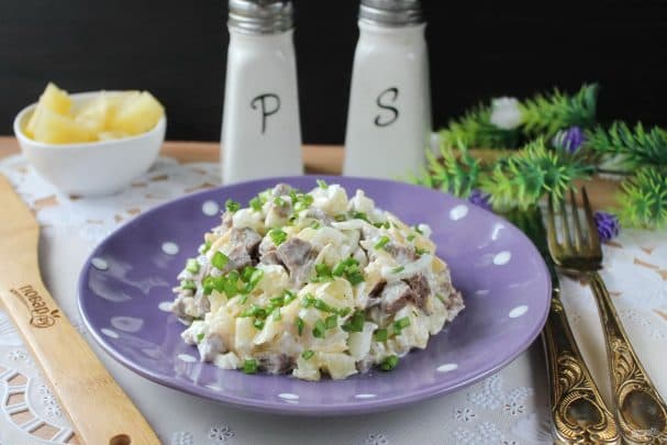 Салат з языком і ананасам