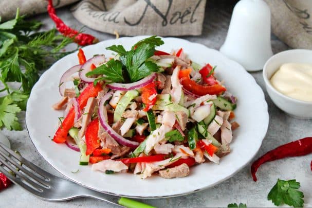 Салат з языкам і курыцай