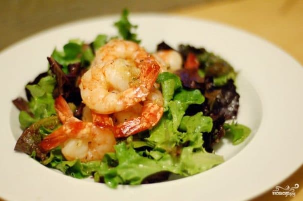 Salad with herbs and shrimp