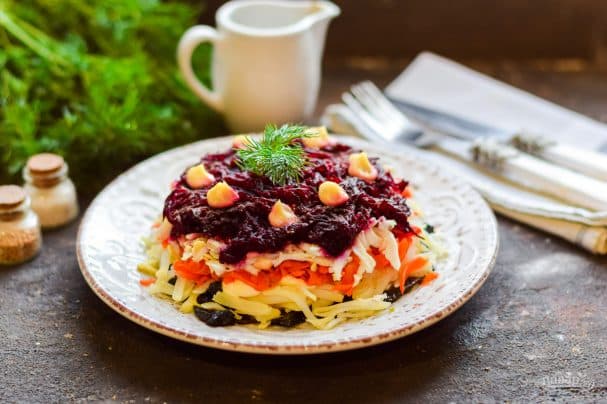 Салат із чорносливом