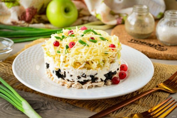 Салат с черносливом