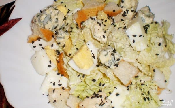 Creamy salad with croutons