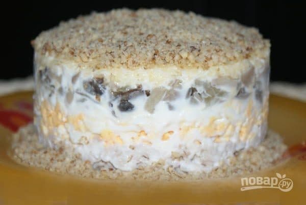 Layered salad with chicken and mushrooms