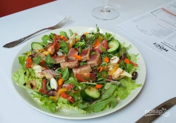 Tuna salad with fresh tuna