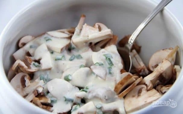 Salad with fresh mushrooms