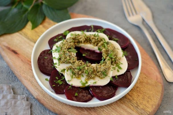 Beet salad with pesto