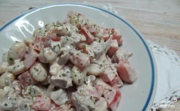 Салат со свининой и фасолью