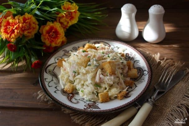 Салат павезчы з сухарыкамі