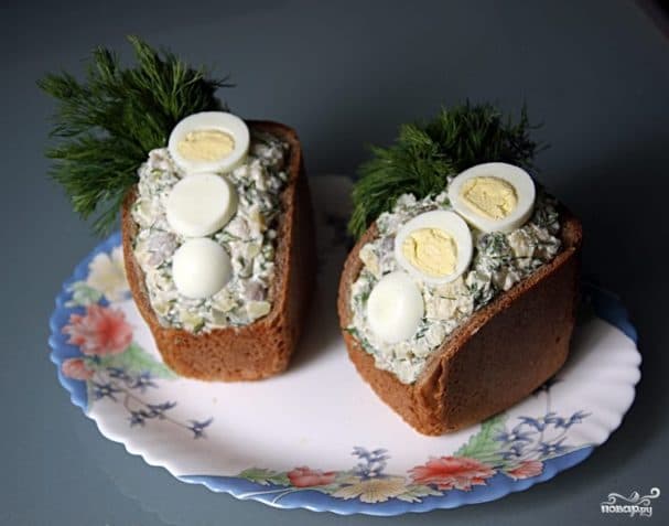 Салат у буханцы хлеба