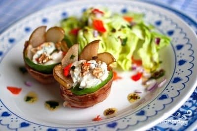 Flower-shaped salad