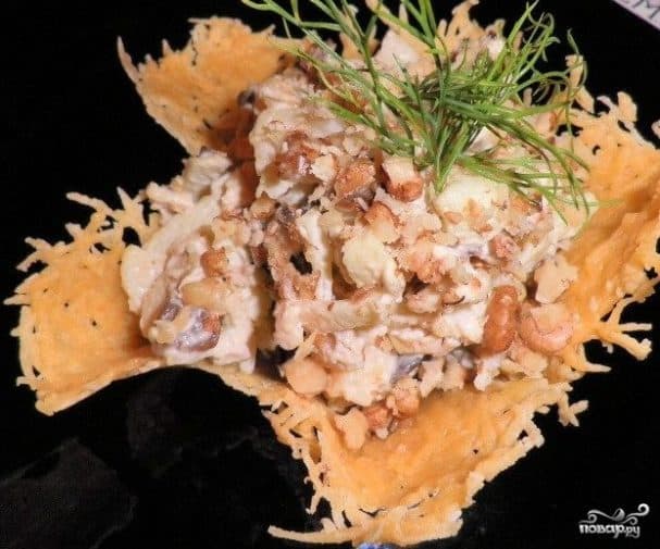 Салат в корзинке из сыра