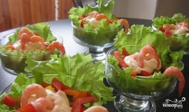 Салат у креманках із креветками