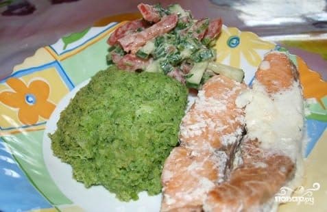 Salmon with broccoli in the oven