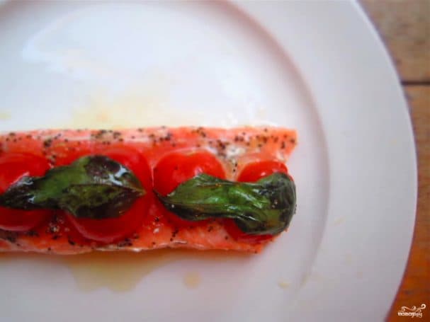 Salmon with tomatoes