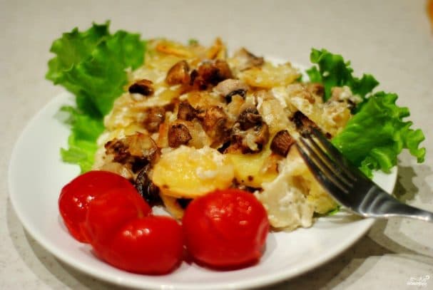 Mushrooms with potatoes in sour cream