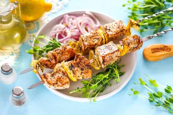 Pork shashlik with lemon