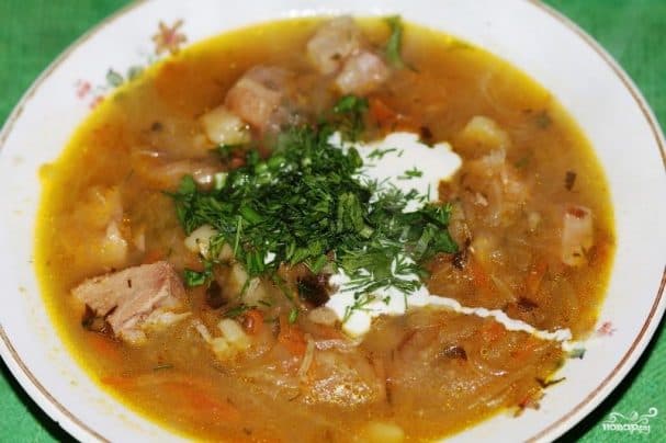 Шчы з кіслай капусты ў мультыварцы
