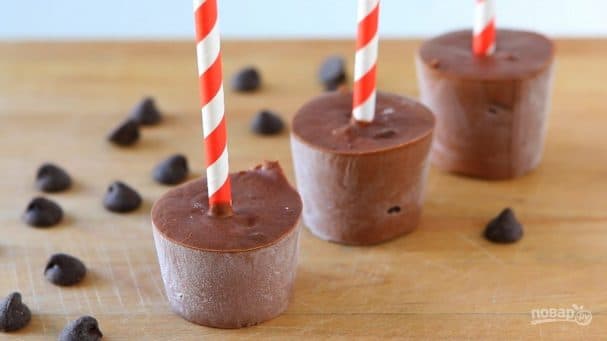 Chocolate yogurt popsicles