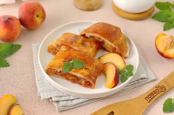 Strudel with peaches