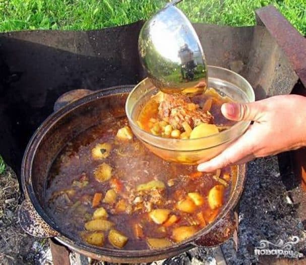 Шурпа з бараніны ў казане