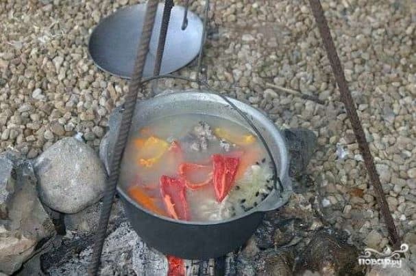 Шурпа в казане на костре