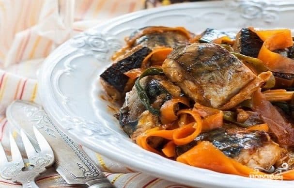 Mackerel with carrots and onions