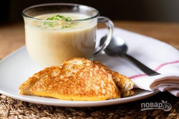 Creamy soup with cauliflower