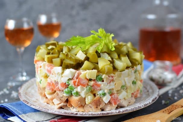 Слоёны салат з курыцай