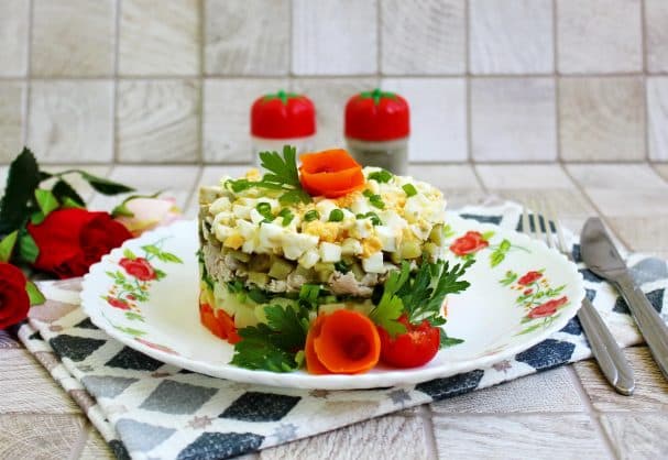Слоеный салат с курицей